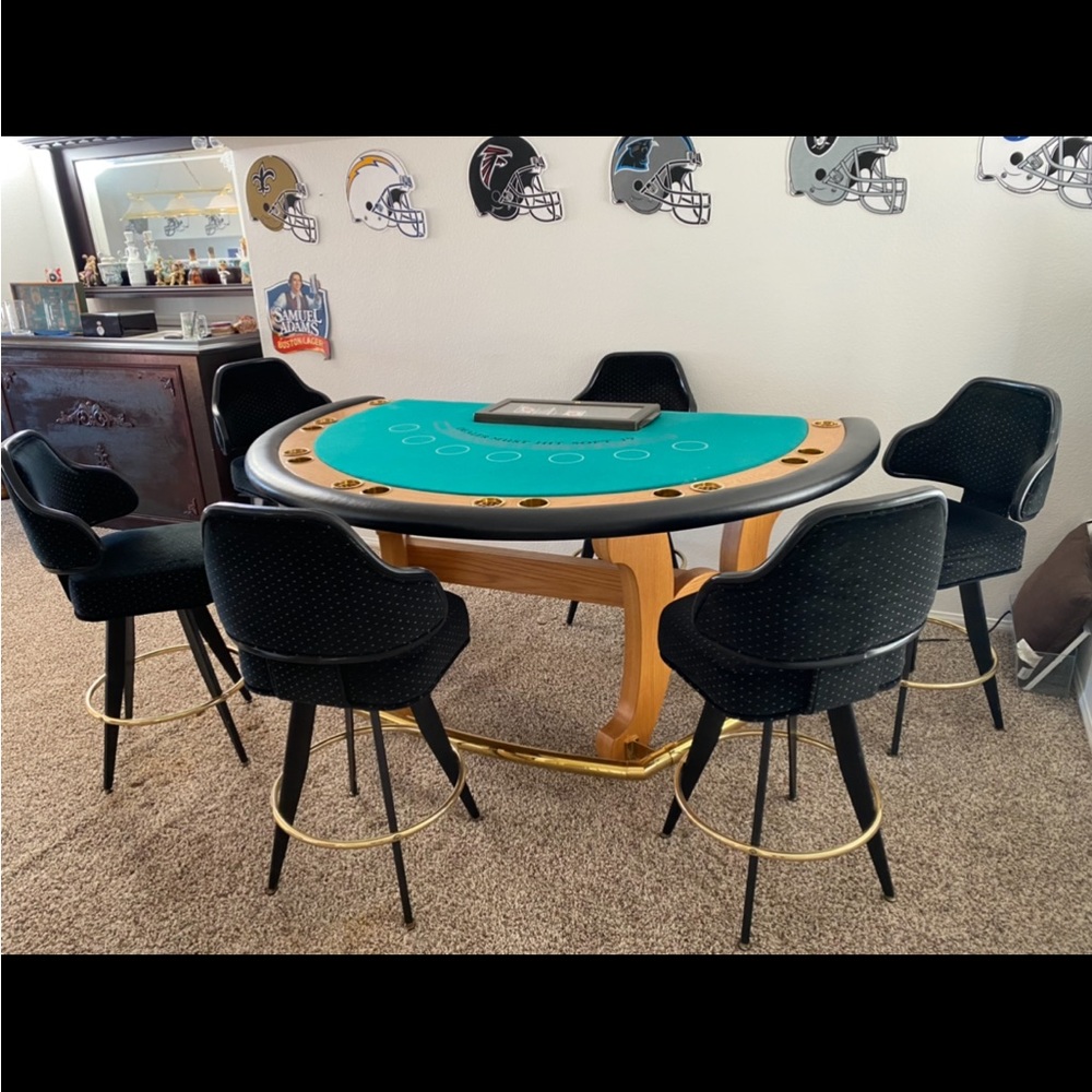 Professional poker table includes lock box table chairs used 3 times
